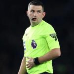 Michael Oliver Dikenai Sanksi Usai Insiden Mateta di Piala FA!